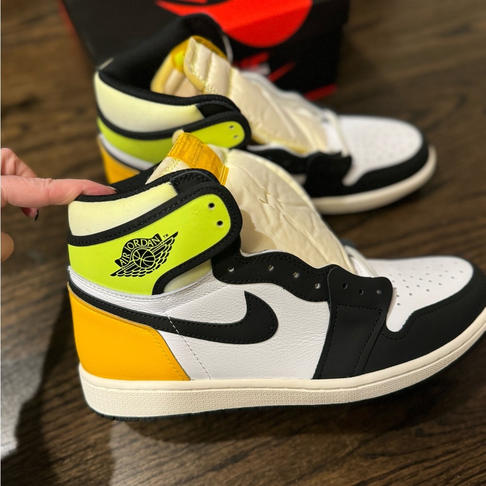 NIB Air Jordan 1 Retro High OG Volt size 10.5M